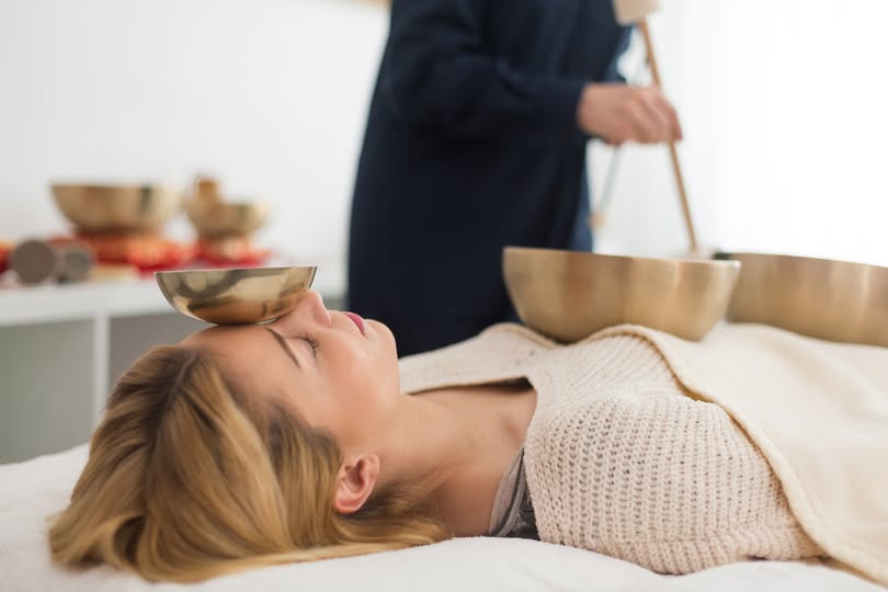 Wie wird eigentlich eine Klangschalenmassage durchgefuehrt